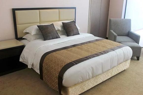 tấm vải trải ngang giường, tấm vải trên giường khách sạn, khách sạn