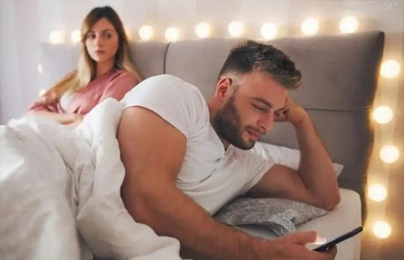 đàn ông không quên được người yêu cũ, đàn ông giữ vật kỉ niệm của người yêu cũ, đàn ông không trân trọng bạn gái hiện tại