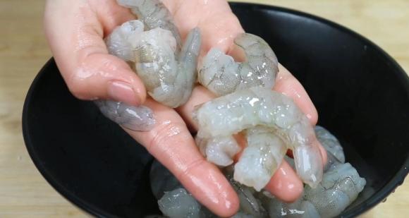 bóc tôm, mẹo bóc tôm, lột vỏ tôm, mẹo lột vỏ tôm, mẹo nhà bếp