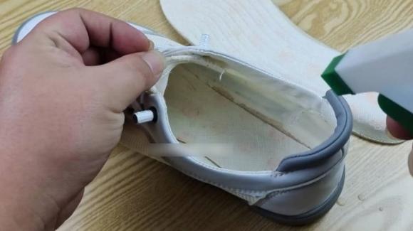 khử mùi hôi giày, giày bị hôi, giặt giày, mẹo khử mùi hôi giày