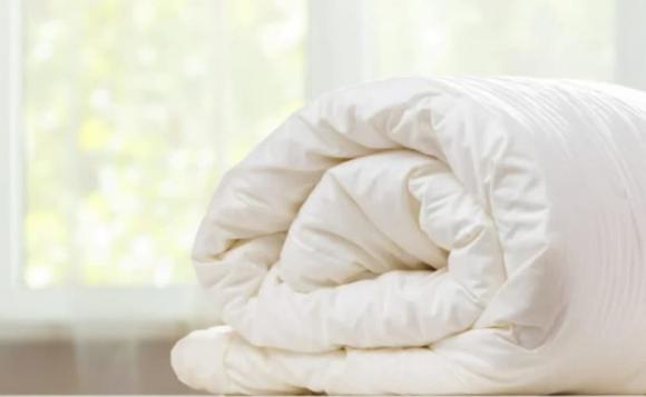 Khi giặt ga trải giường và chăn, hãy cho một ít chất này vào, mạt và vi khuẩn có thể bị loại bỏ trong 5 phút