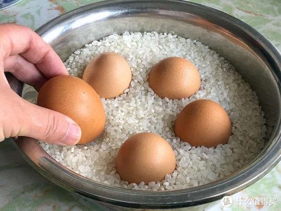 cách bảo quản trứng, cho trứng vào thùng gạo, bảo quản trứng thông minh