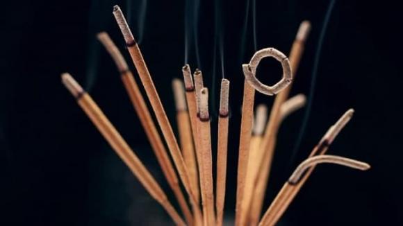 thắp hương, thờ cúng tổ tiên, thắp hương không cháy