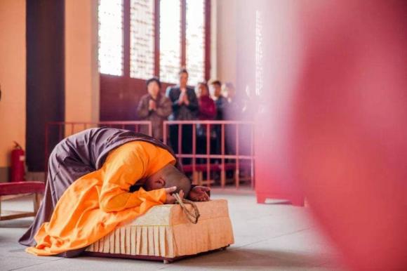 chắp tay, vái lậy, khấn phật, cầu nguyện
