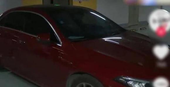 trẻ con cào xước xe, xước xe, bé trai cào xước xe ô tô