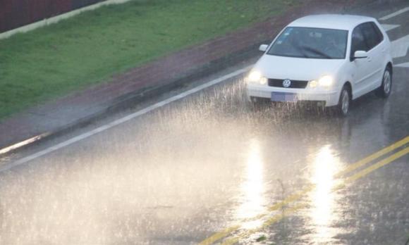 lái xe, bật đèn khẩn cấp, bật đèn khẩn cấp khi lái xe dưới trời mưa, lái xe dưới trời mưa, lái xe ô tô, xe ô tô