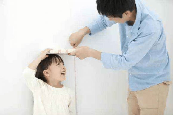 chăm sóc trẻ nhỏ, chăm con, dấu hiệu chiều cao trẻ tăng trưởng vượt bậc