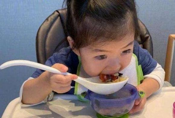 chăm sóc trẻ nhỏ, chăm con, dấu hiệu chiều cao trẻ tăng trưởng vượt bậc