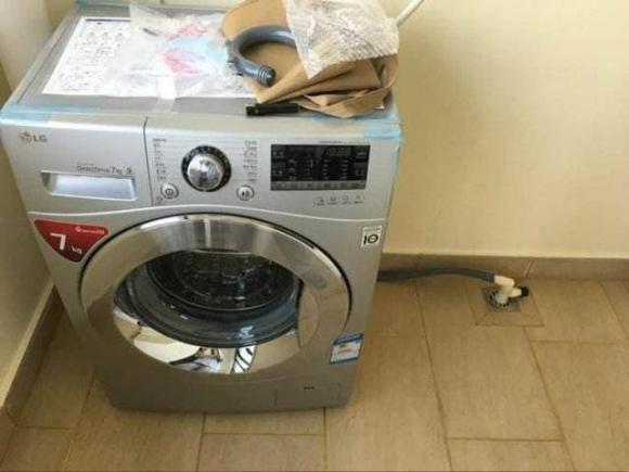 Hầu hết mọi người đều cắm ống xả của máy giặt vào ống thoát sàn, thật ngu ngốc! Hãy nhìn những gì người thông minh làm