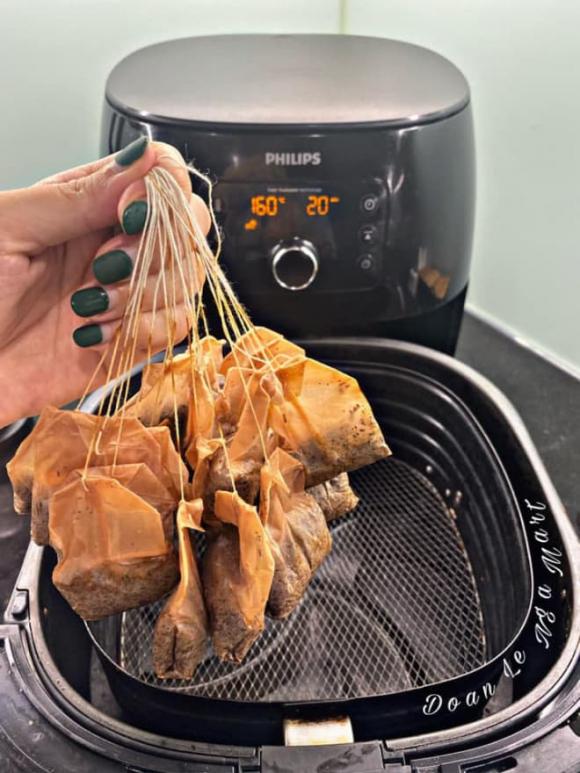 nồi chiên không dầu, rửa nồi chiên không dầu, bã cafe, bã trà