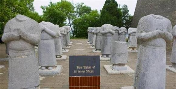 Bí ẩn 61 bức tượng đá không đầu trước lăng mộ Võ Tắc Thiên qua ngàn năm đã được hai người nông dân làm sáng tỏ