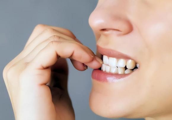 cắn móng tay, thói quen mất vệ sinh