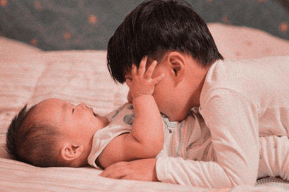 sinh con, sinh con thứ hai, chênh lệch tuổi giữa 2 con, chăm con, đứa con thứ hai
