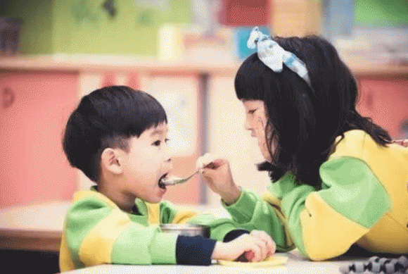 sinh con, sinh con thứ hai, chênh lệch tuổi giữa 2 con, chăm con, đứa con thứ hai