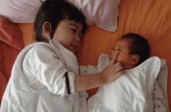 sinh con, sinh con thứ hai, chênh lệch tuổi giữa 2 con, chăm con, đứa con thứ hai