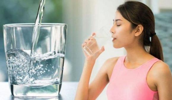 nước đóng chai, uống nước, nước từ máy lọc nước, nước qua máy lọc, nước lọc