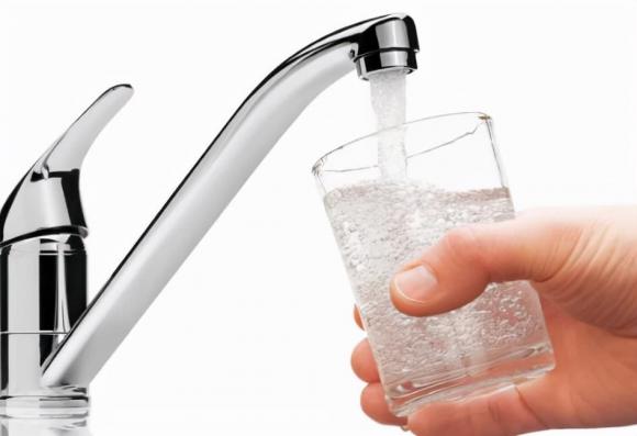 nước đóng chai, uống nước, nước từ máy lọc nước, nước qua máy lọc, nước lọc