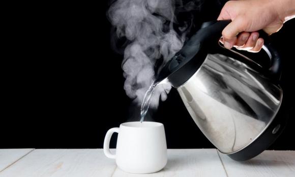 Ấm siêu tốc, cắm tăm vào ấm siêu tốc, mẹo sử dụng ấm siêu tốc