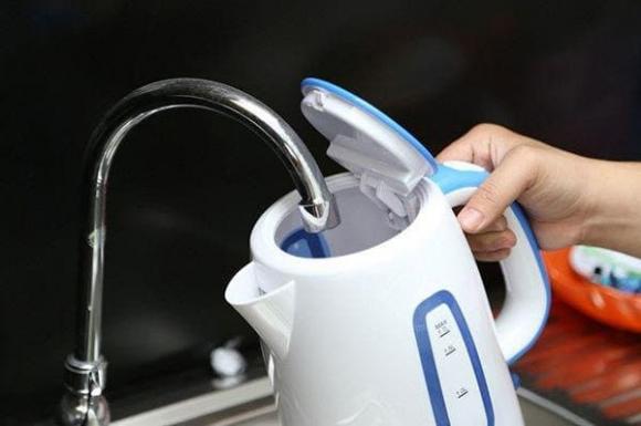Tại sao không nên trút hết nước từ ấm siêu tốc để uống, sai lầm chết người nhiều người mắc phải?