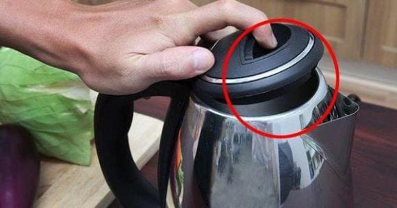Tại sao không nên trút hết nước từ ấm siêu tốc để uống, sai lầm chết người nhiều người mắc phải?