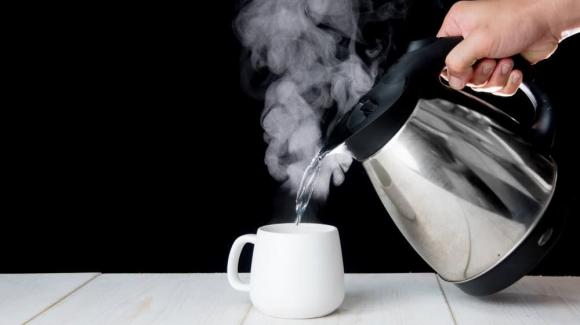 Tại sao không nên đổ hết nước trong ấm ra để uống, một sai lầm tai hại nhiều người mắc phải?