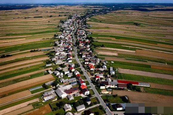 Suloshova: một ngôi làng Ba Lan độc đáo với 6.000 người sống trên một con phố