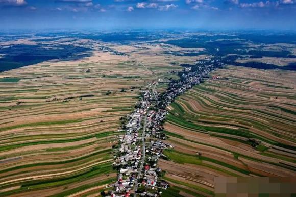 Suloshova, ngôi làng kì lạ, ba lan