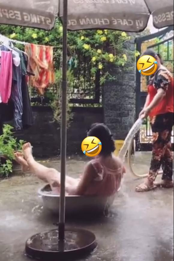 tắm châu, cô gái tắm chậu, giới trẻ 