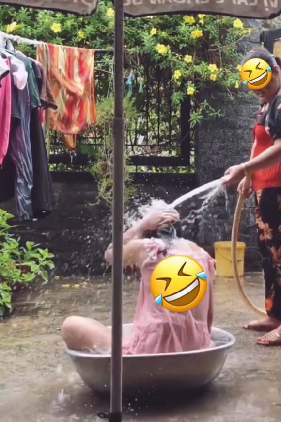tắm châu, cô gái tắm chậu, giới trẻ 