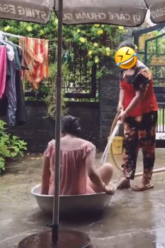 tắm châu, cô gái tắm chậu, giới trẻ 