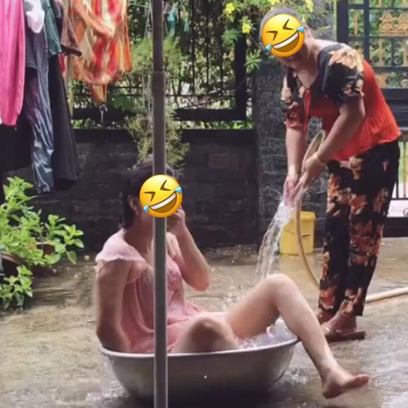 tắm châu, cô gái tắm chậu, giới trẻ 