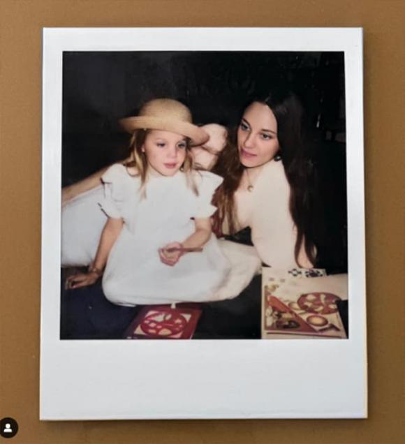 Angelina Jolie, người mẹ quá cố Marcheline Bertrand, Angelina Jolie cắt bỏ đôi vú và buồng trứng, Ngày Ung thư buồng trứng Thế giới