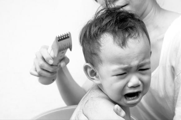 cắt tóc, cạo trọc đầu, bé trai cạo trọc đầu, cắt tóc ngắn