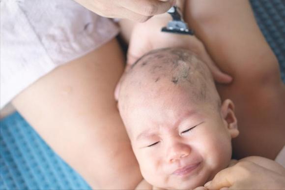 cắt tóc, cạo trọc đầu, bé trai cạo trọc đầu, cắt tóc ngắn