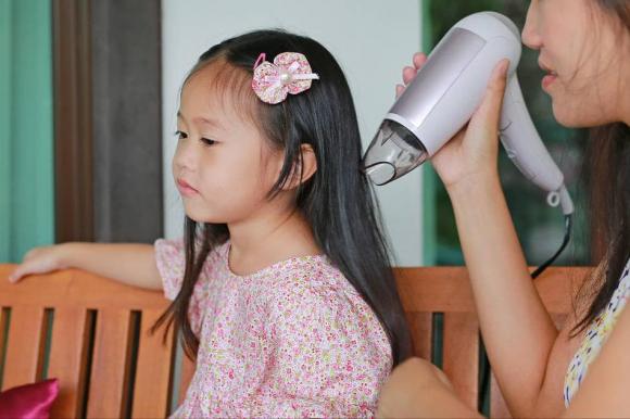 cắt tóc, cạo trọc đầu, bé trai cạo trọc đầu, cắt tóc ngắn