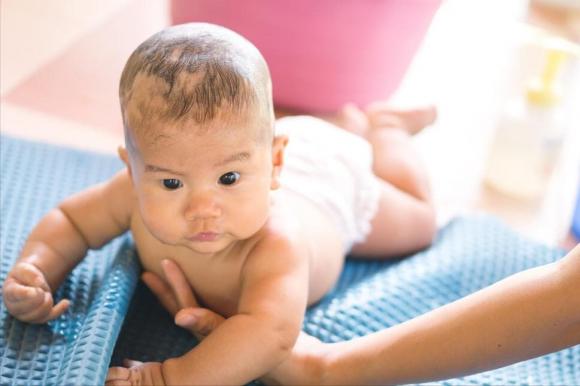 cắt tóc, cạo trọc đầu, bé trai cạo trọc đầu, cắt tóc ngắn