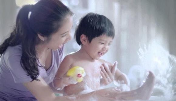 tắm cho con, cha mẹ tắm cho con, chăm con