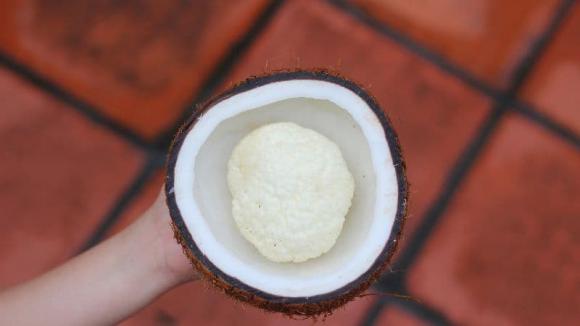 Phần lõi trắng trong dừa khô thường bị bỏ đi nhưng hiện nay lại là đặc sản hiếm có khó tìm