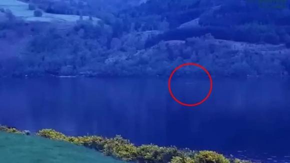 Bằng chứng về sự xuất hiện của quái vật hồ Loch Ness dài gần 8 mét