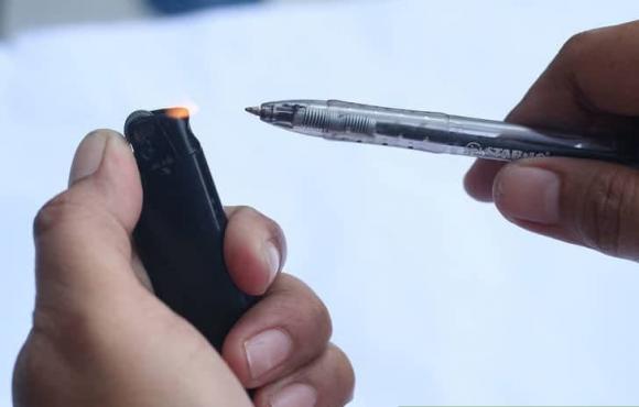 Bút bi bị tắc mực đừng vứt đi lãng phí, làm theo cách này bút đều mực như mới