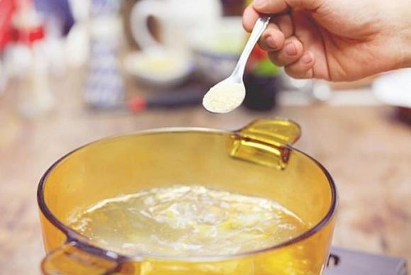 Muối nên nêm vào thức ăn trước khi nấu hay sau khi nấu? Đầu bếp chỉ cách bạn nêm muối đúng để giữ hương vị cho món ăn
