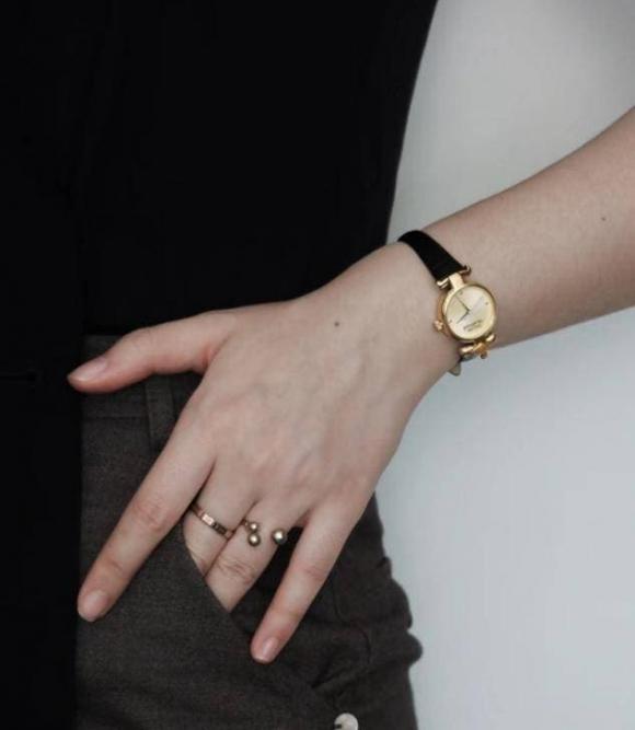 phụ nữ trung niên, đồng hồ đeo tay, vòng tay