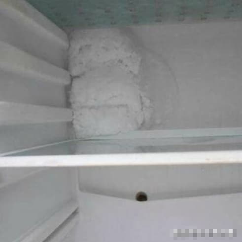 Nếu phát hiện bên trong tủ lạnh bị đóng băng thì bạn phải vệ sinh càng sớm càng tốt, nếu không hóa đơn tiền điện, nước của bạn sẽ tiếp tục tăng cao.