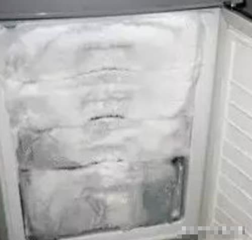 Nếu phát hiện bên trong tủ lạnh bị đóng băng thì phải vệ sinh càng sớm càng tốt, bảo sao hóa đơn tiền điện nước ngày càng tăng