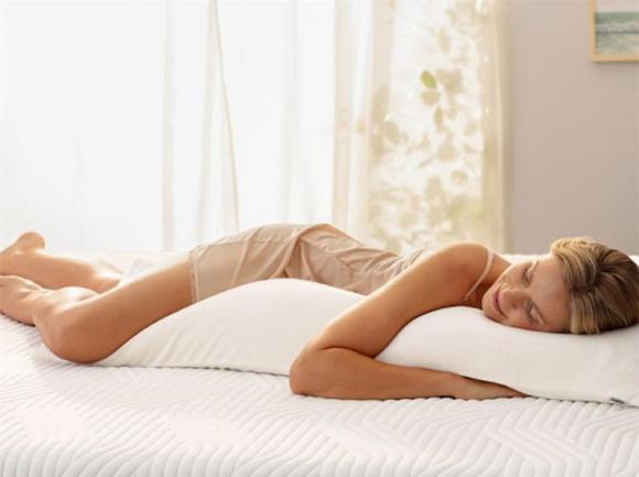 kẹp chăn giữa 2 chân khi ngủ, kẹp gối giữa 2 chân khi ngủ, kiểu ngủ có hại cho cơ thể