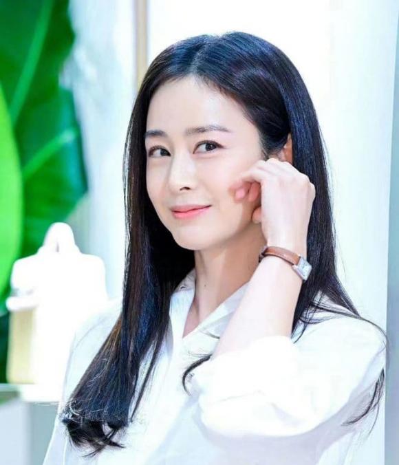 Kim Tae Hee, Bi Rain,  trang phục thanh lịch, ao sơ mi trắng, quần sóc