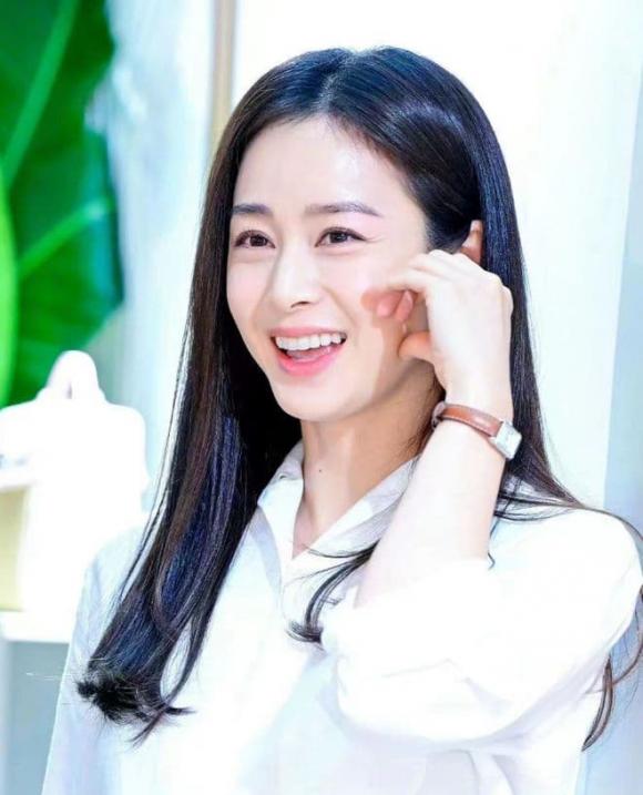 Kim Tae Hee, Bi Rain,  trang phục thanh lịch, ao sơ mi trắng, quần sóc