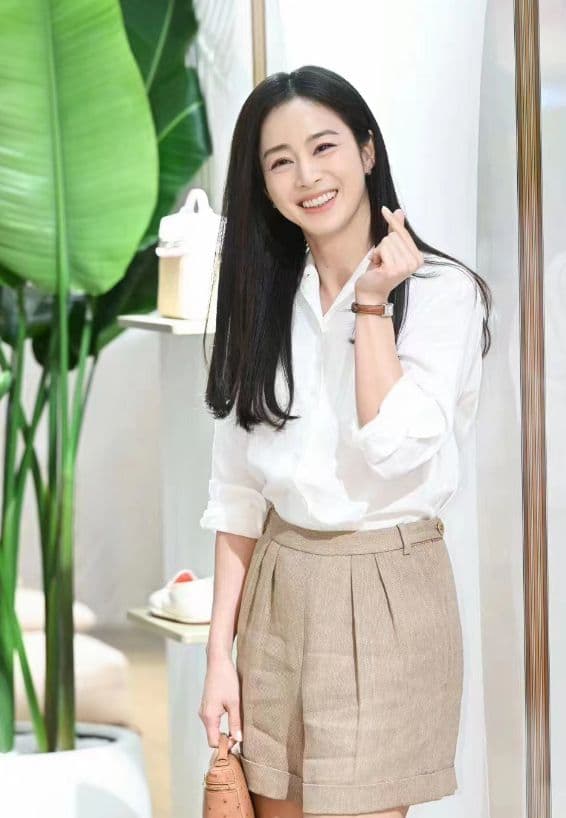 Kim Tae Hee, Bi Rain,  trang phục thanh lịch, ao sơ mi trắng, quần sóc