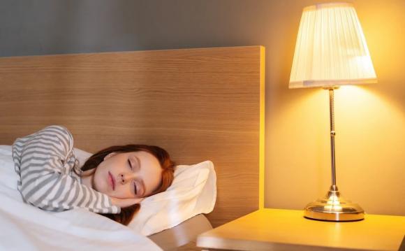 bật đèn khi ngủ, tác hại của bật đèn khi ngủ, có nên bật đèn khi ngủ