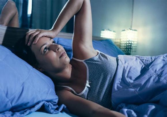 bật đèn khi ngủ, tác hại của bật đèn khi ngủ, có nên bật đèn khi ngủ